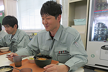 食堂で昼食